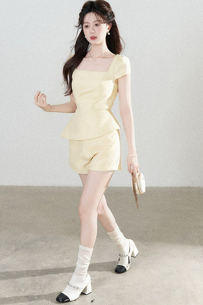 Ensemble jaune avec haut à encolure carrée et short