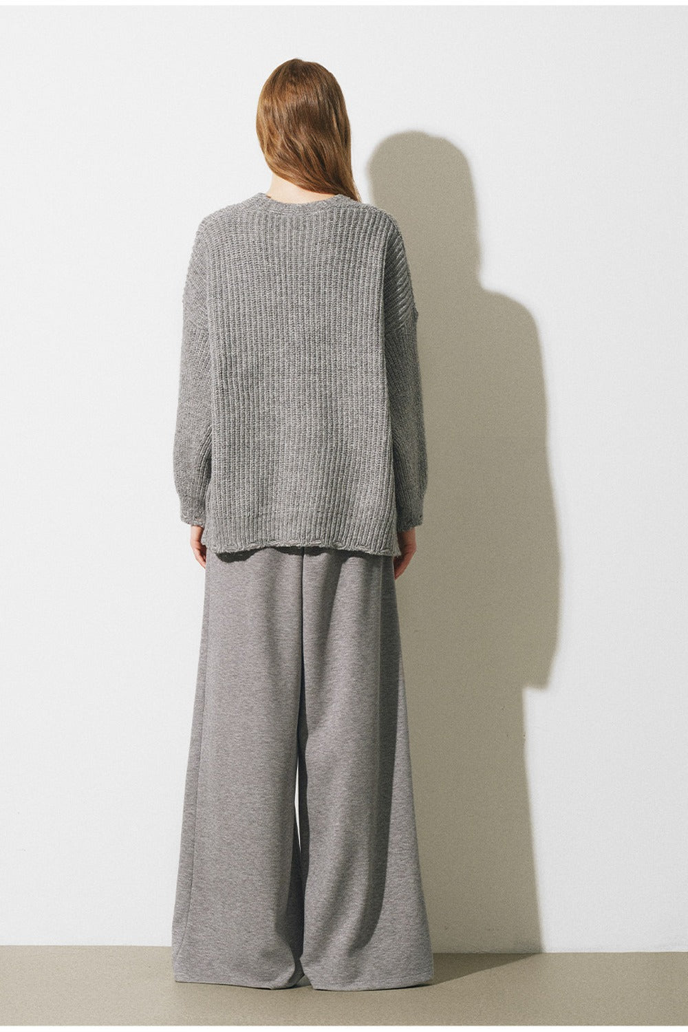 Completo giacca, gilet con bordi in pizzo e pantaloni ampi a maglia