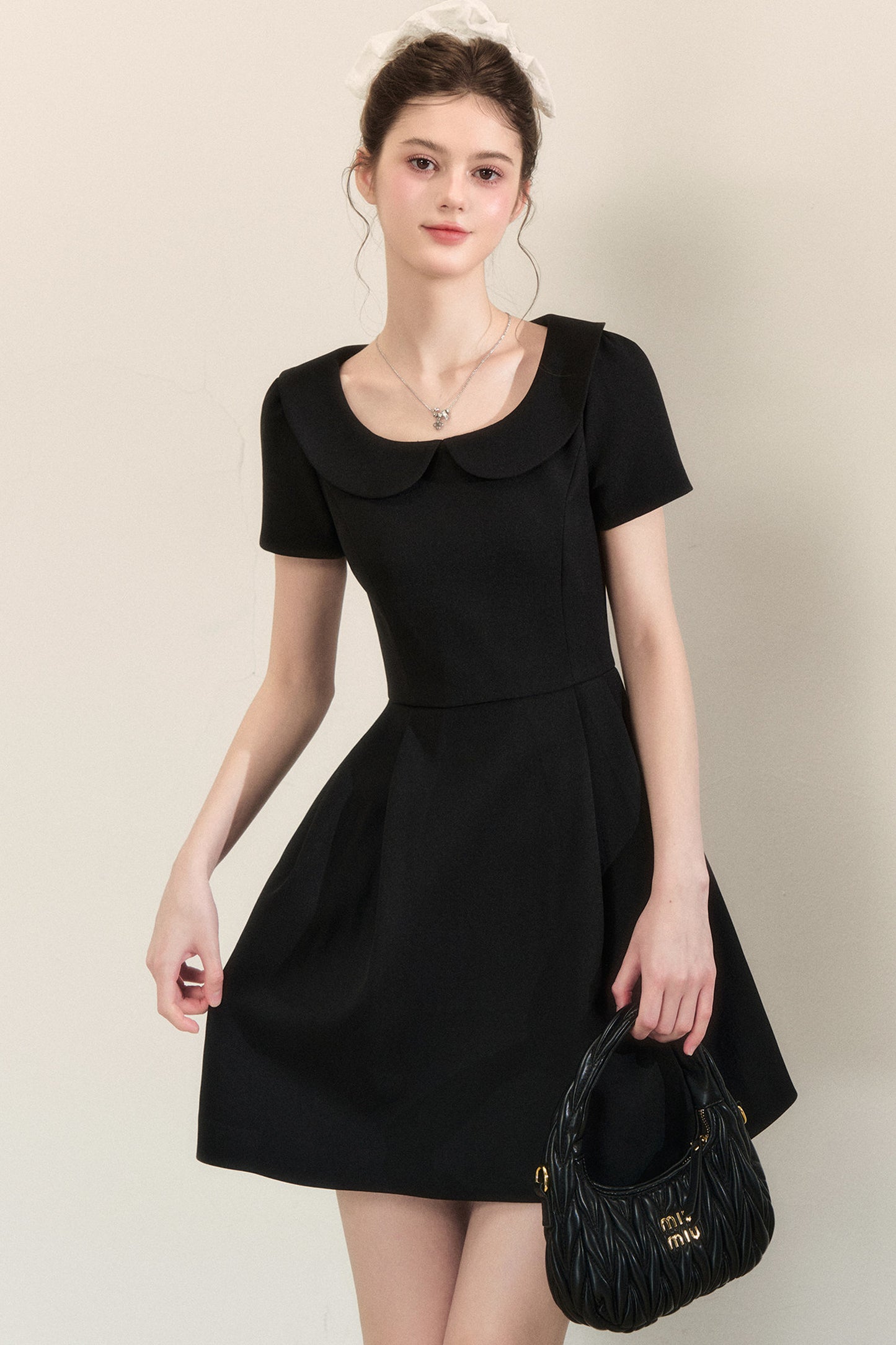 Kurzärmeliges A-Linien-Kleid mit Bubikragen und Puffärmeln