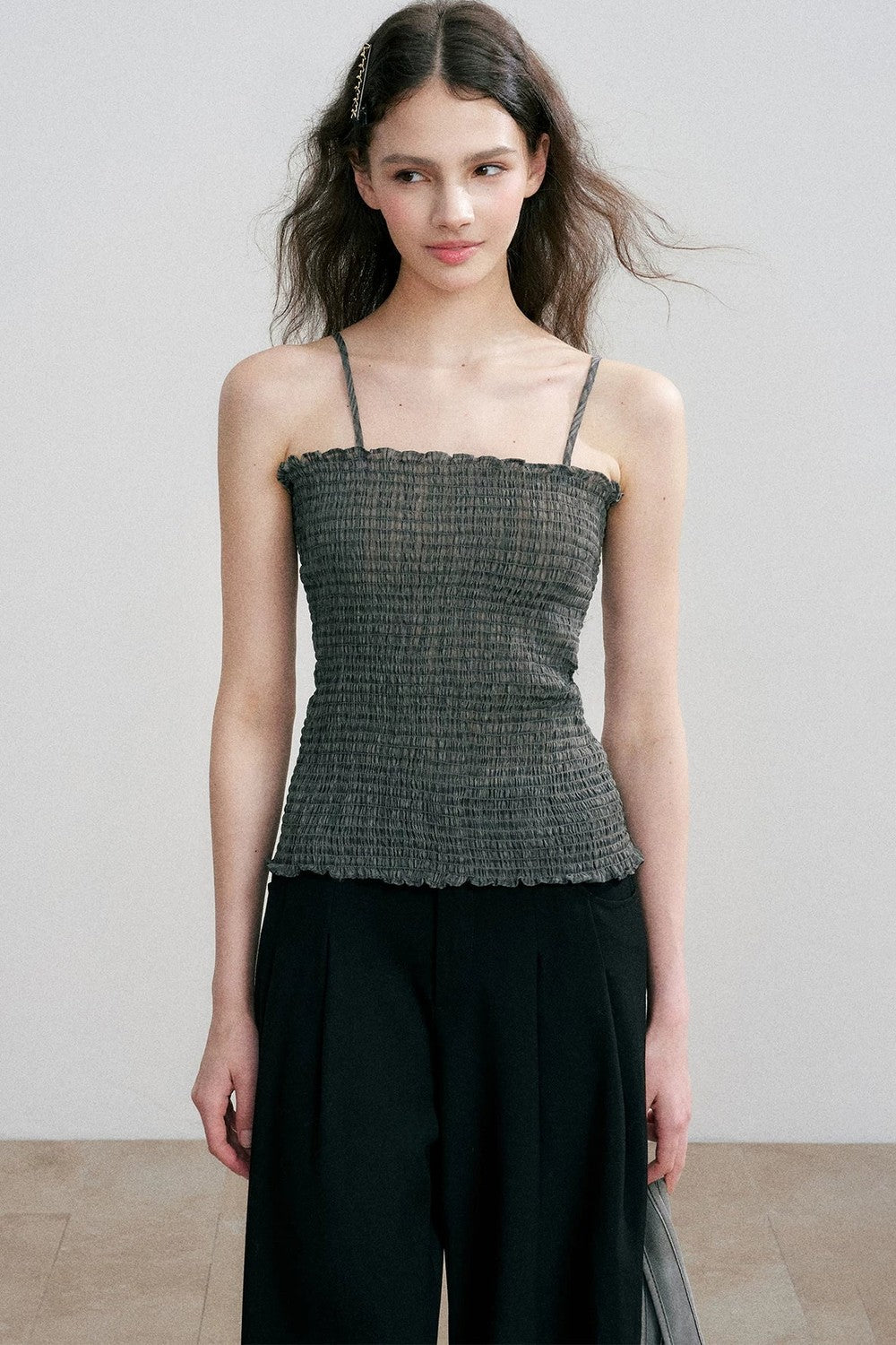 Conjunto de cárdigan y top de tirantes de verano