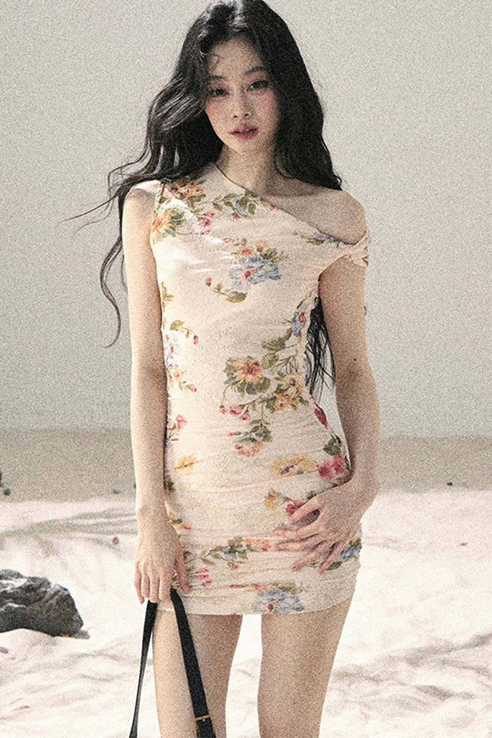 Sommerkleid aus Netzstoff mit Blumenmuster und Fischschwanz-Saum