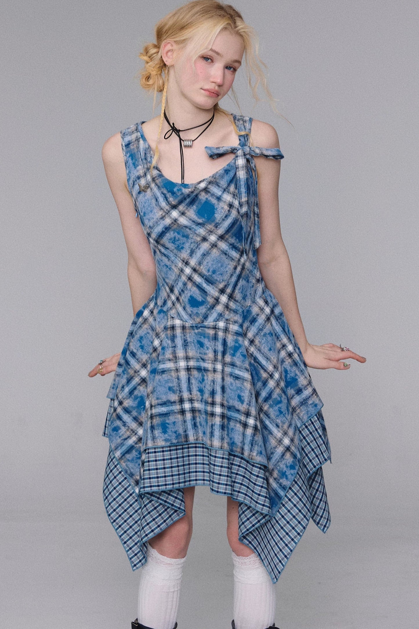 Vestido de tirantes de cuadros azules irregulares