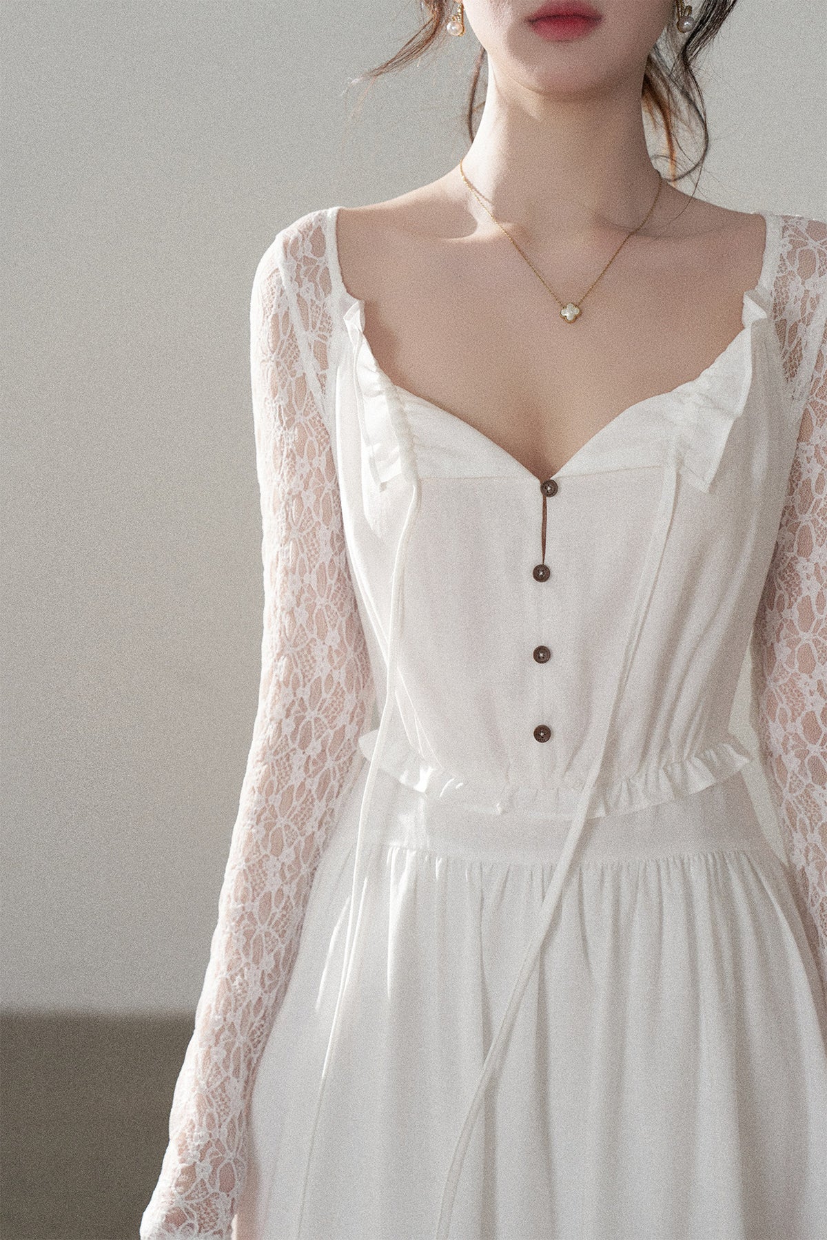 Robe trapèze en dentelle à boutons