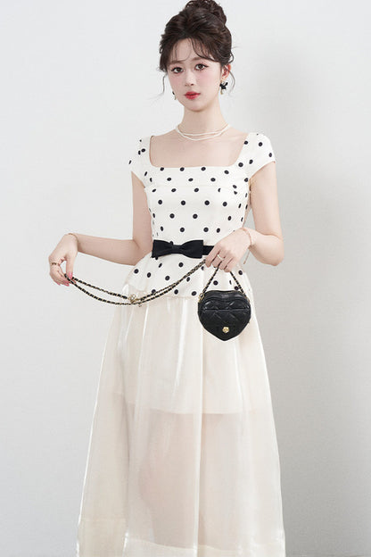 Kleid mit eckigem Ausschnitt und Polka-Dots