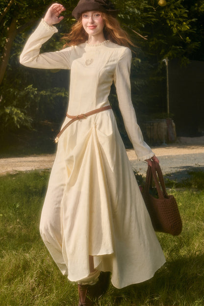 Langes Kleid mit Taillenschleife und Stickerei