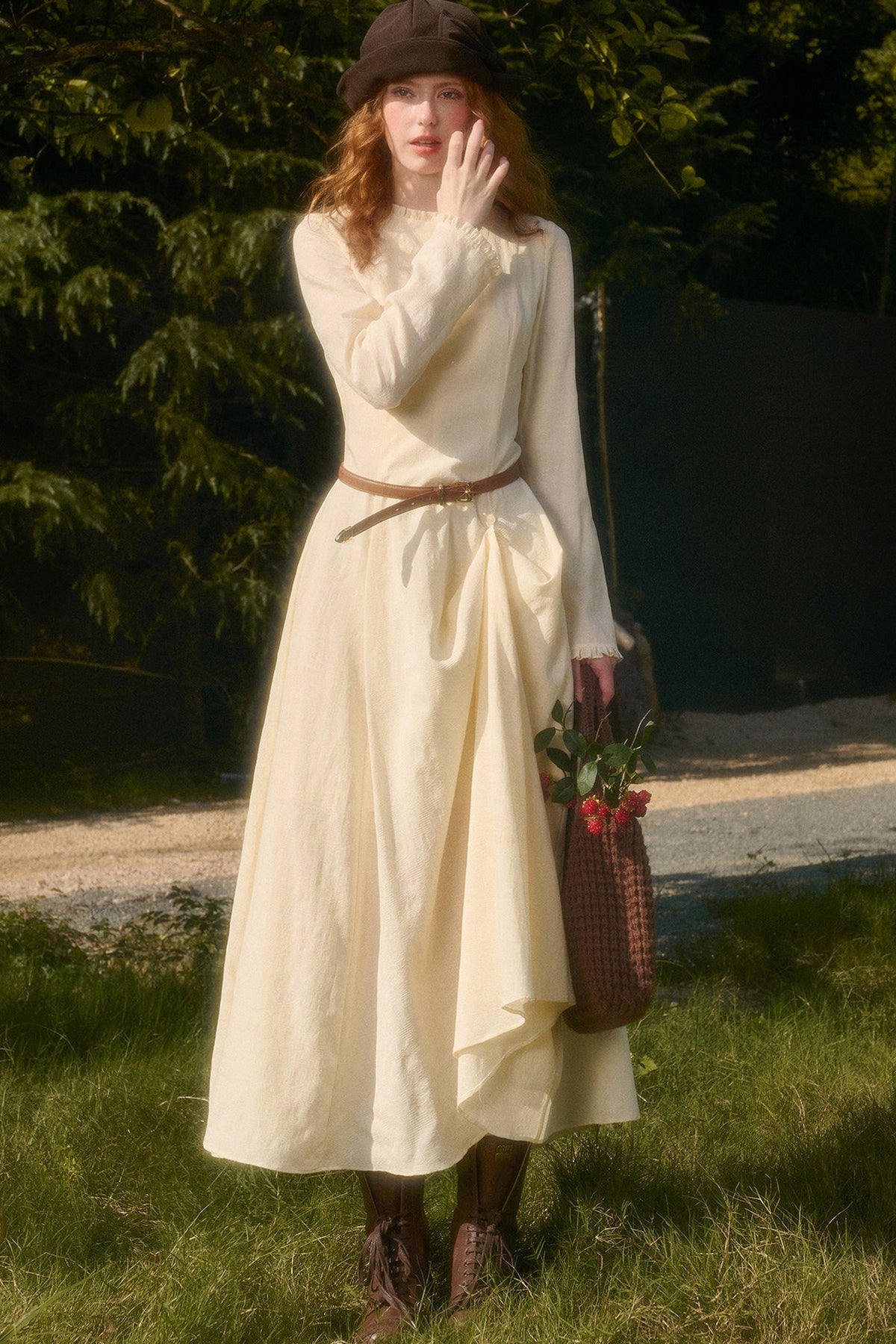 Langes Kleid mit Taillenschleife und Stickerei