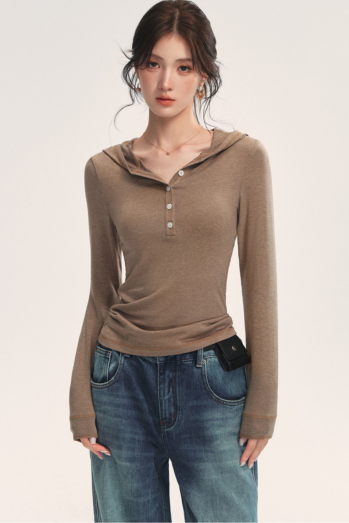 Elastisches T-Shirt mit Kapuze aus Wollmischung