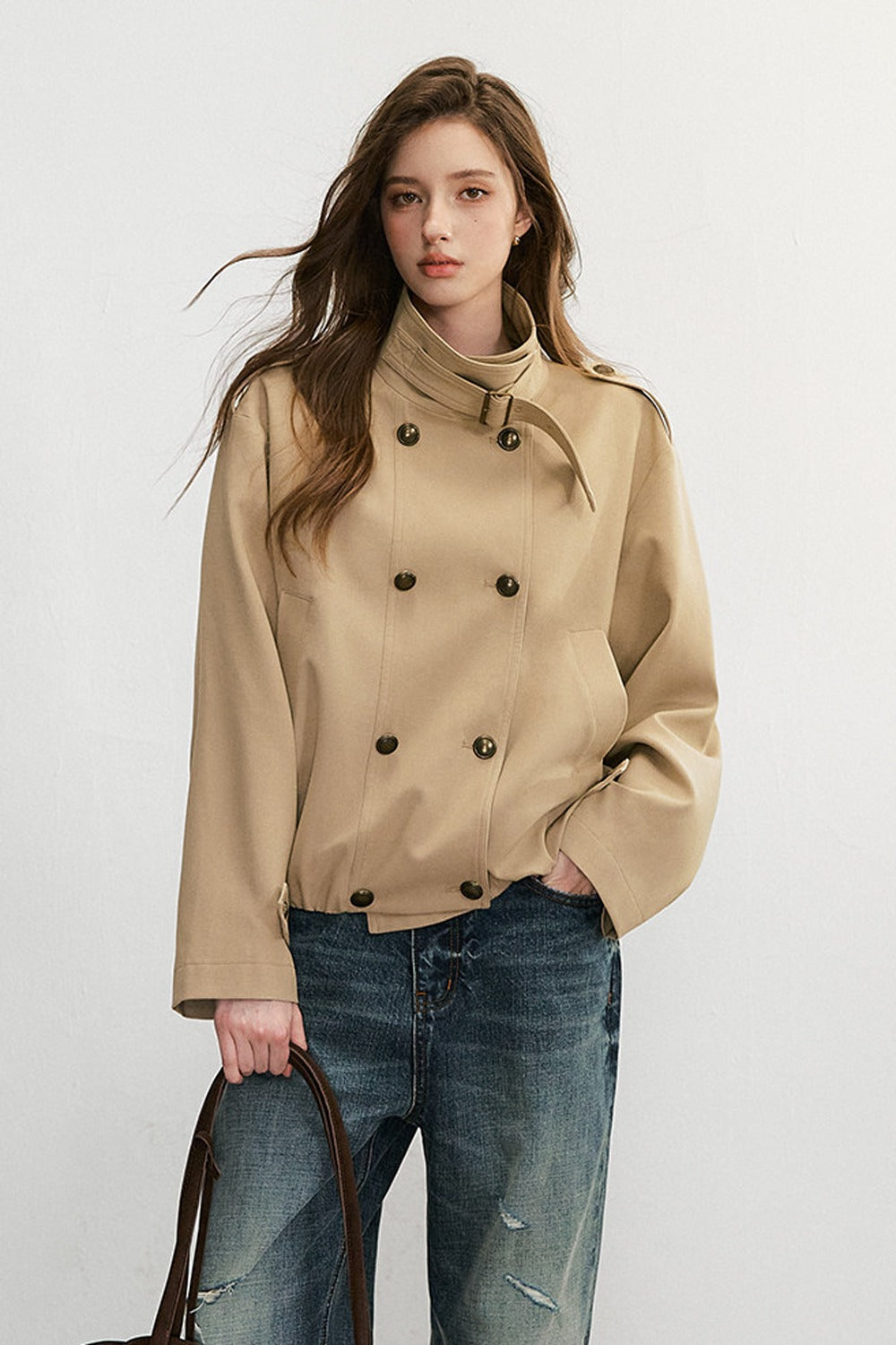 Khakifarbener zweireihiger Trenchcoat