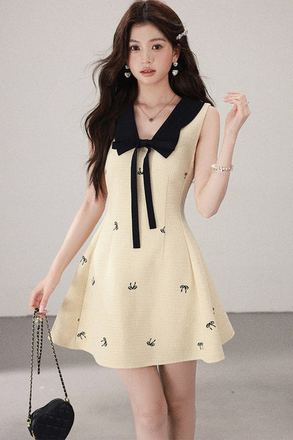 Gelbes ärmelloses Kleid mit Schleifenkragen