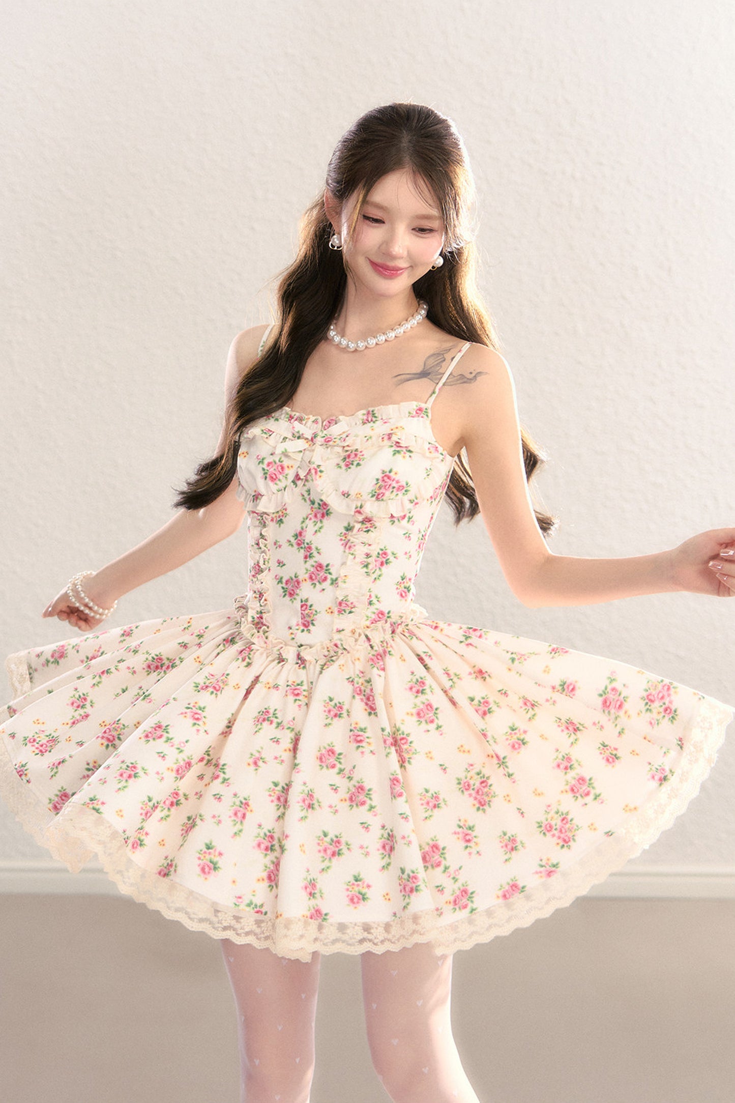 Vestido de princesa con estampado floral y cintura ceñida