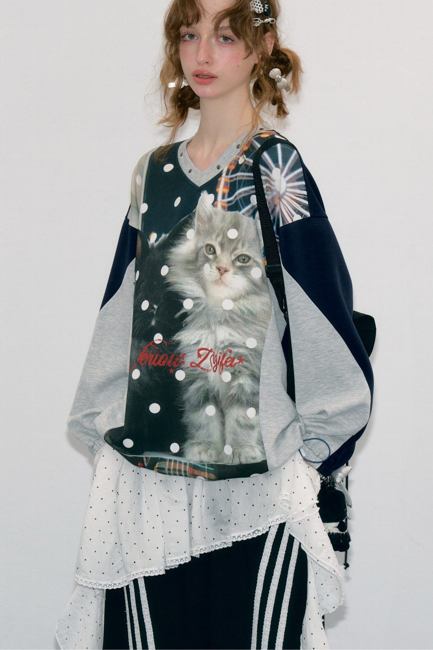 Sweatshirt à col V avec empiècements, imprimé chat et pois