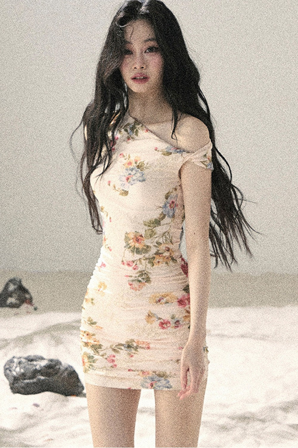 Sommerkleid aus Netzstoff mit Blumenmuster und Fischschwanz-Saum