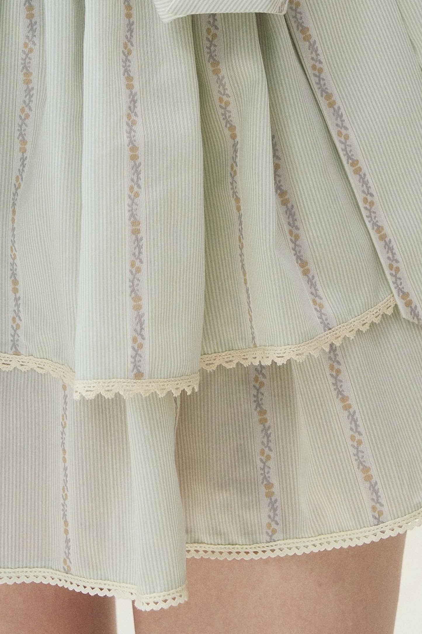 Lyocell-Spitzenkleid mit Biesenfalten und halbhohem Kragen