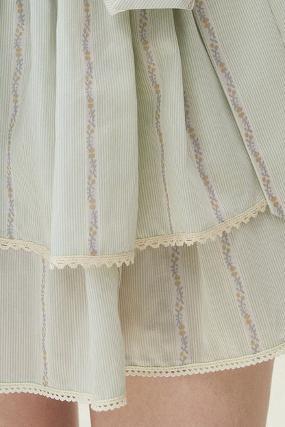 Lyocell-Spitzenkleid mit Biesenfalten und halbhohem Kragen