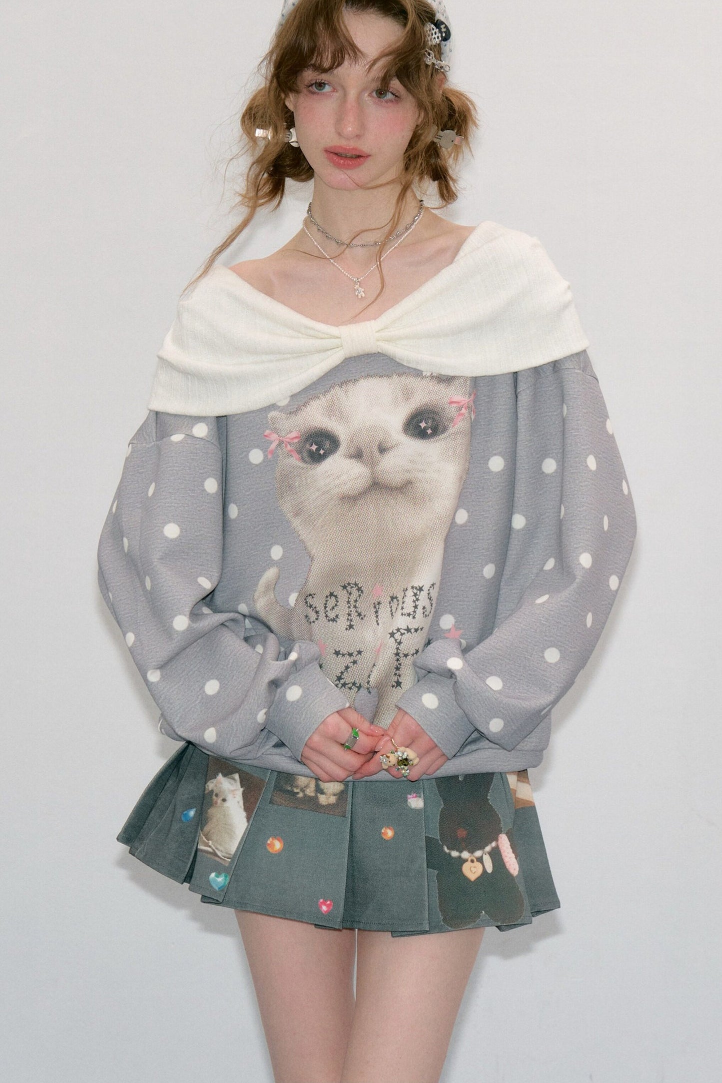 Sudadera gris con estampado de gato y lunares