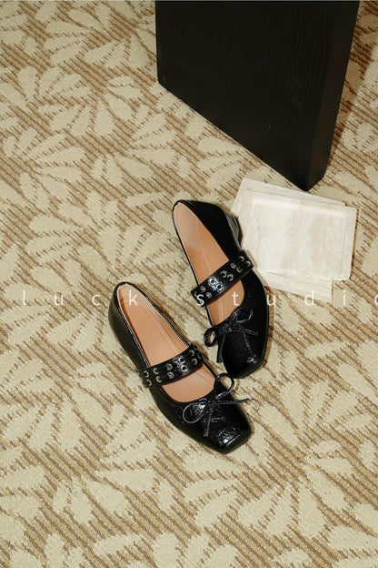 Mary-Jane-Schuhe mit Nieten und erhöhter Sohle