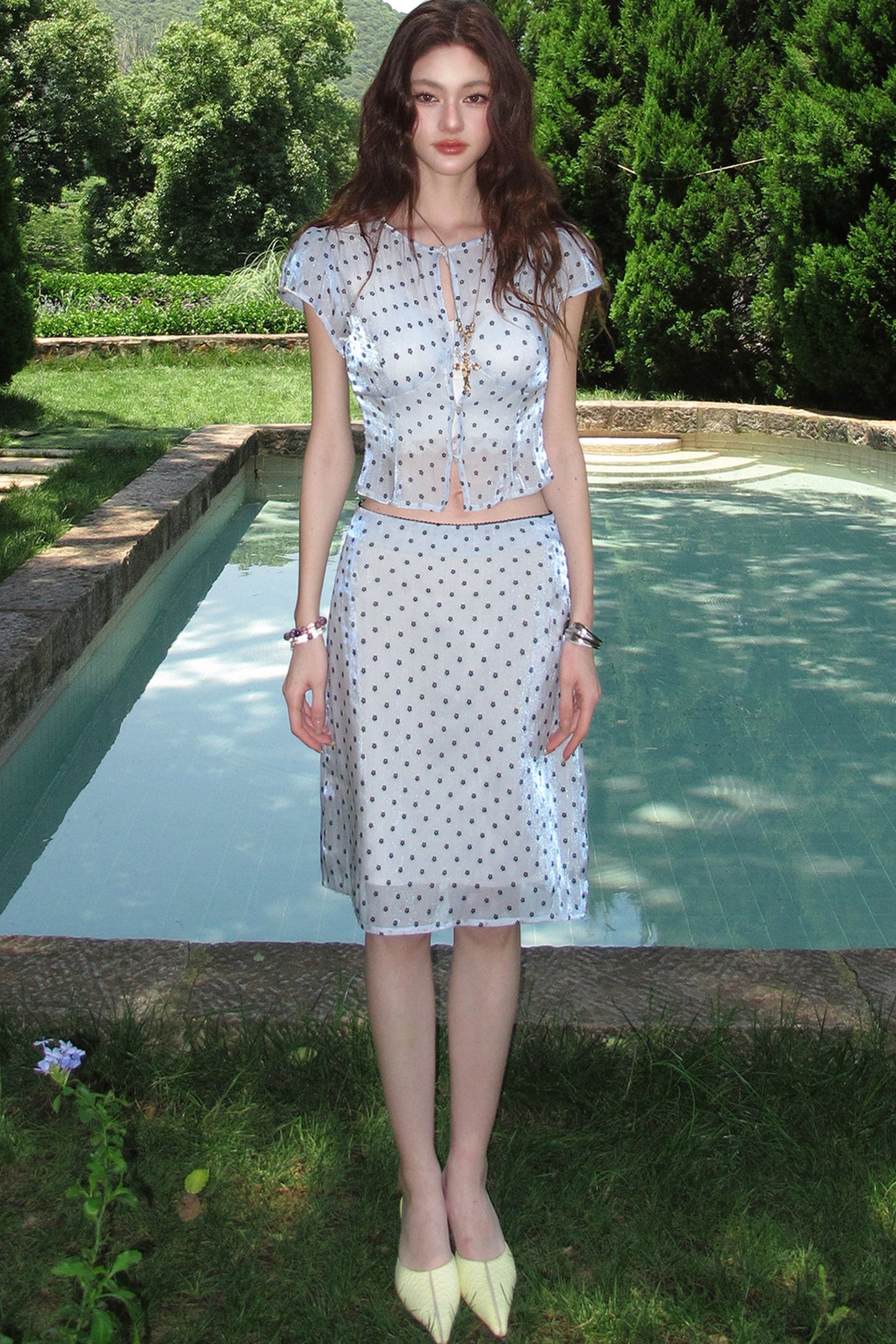 Completo con top e gonna blu acqua a pois e floreale