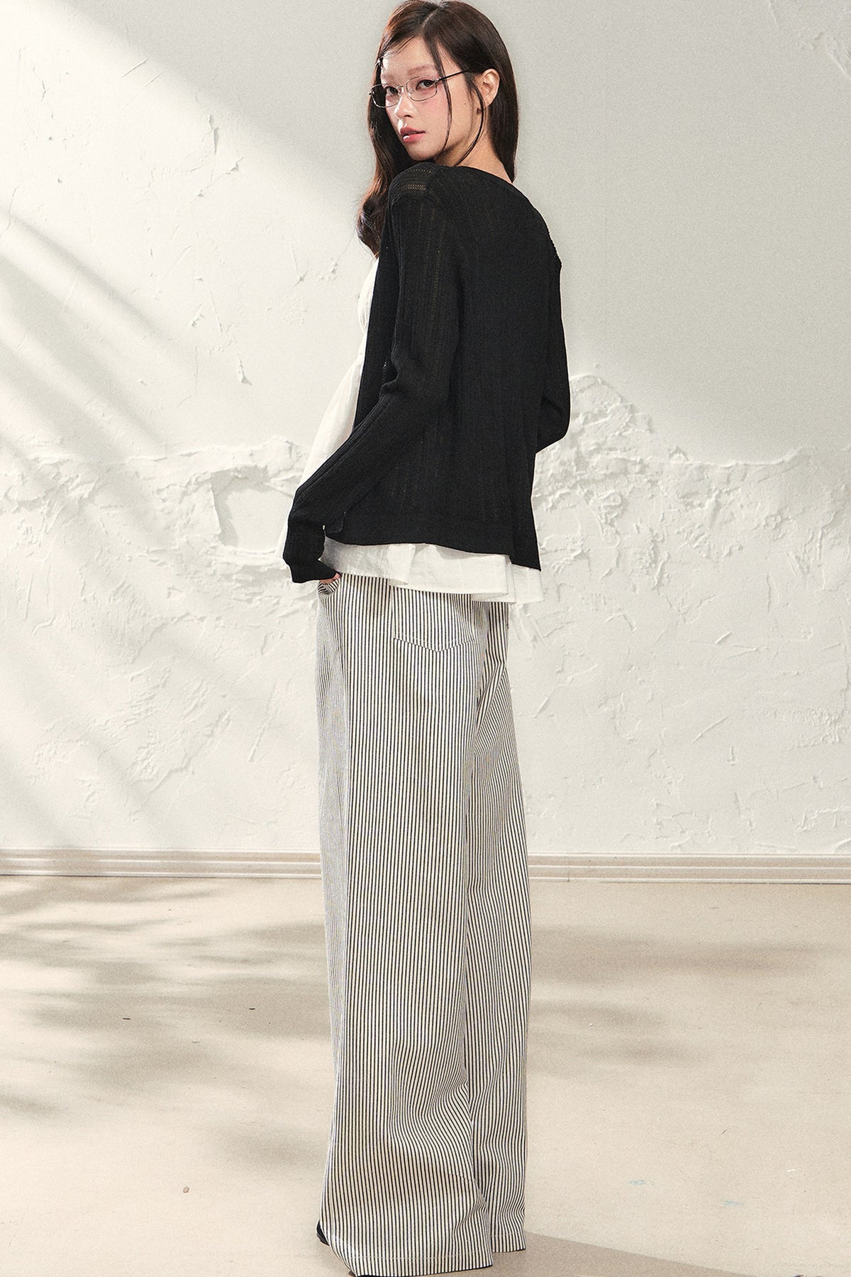 Completo con cardigan sottile a maglia, canotta, pantaloni e gonna