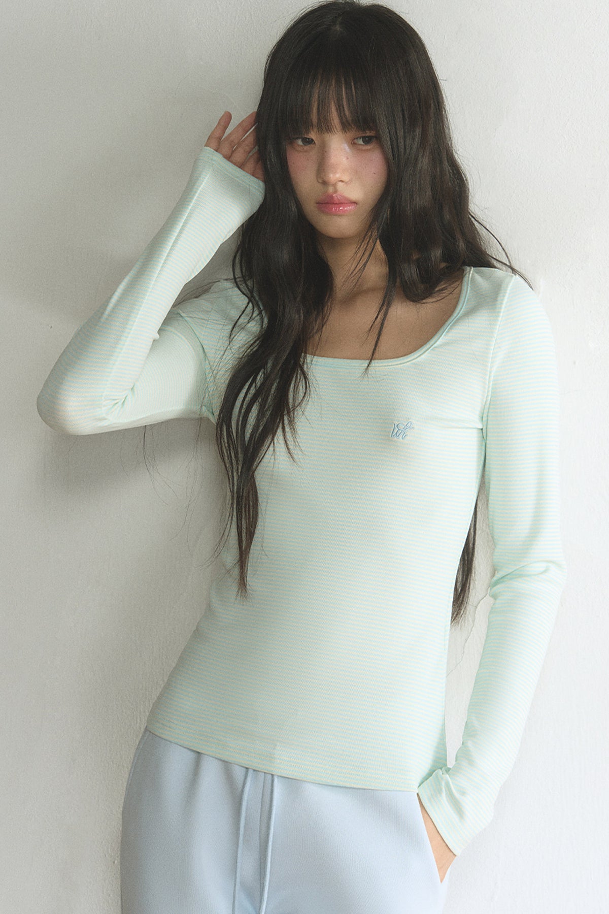 Conjunto de top de manga larga con cuello cuadrado y pantalón de rayas diplomáticas
