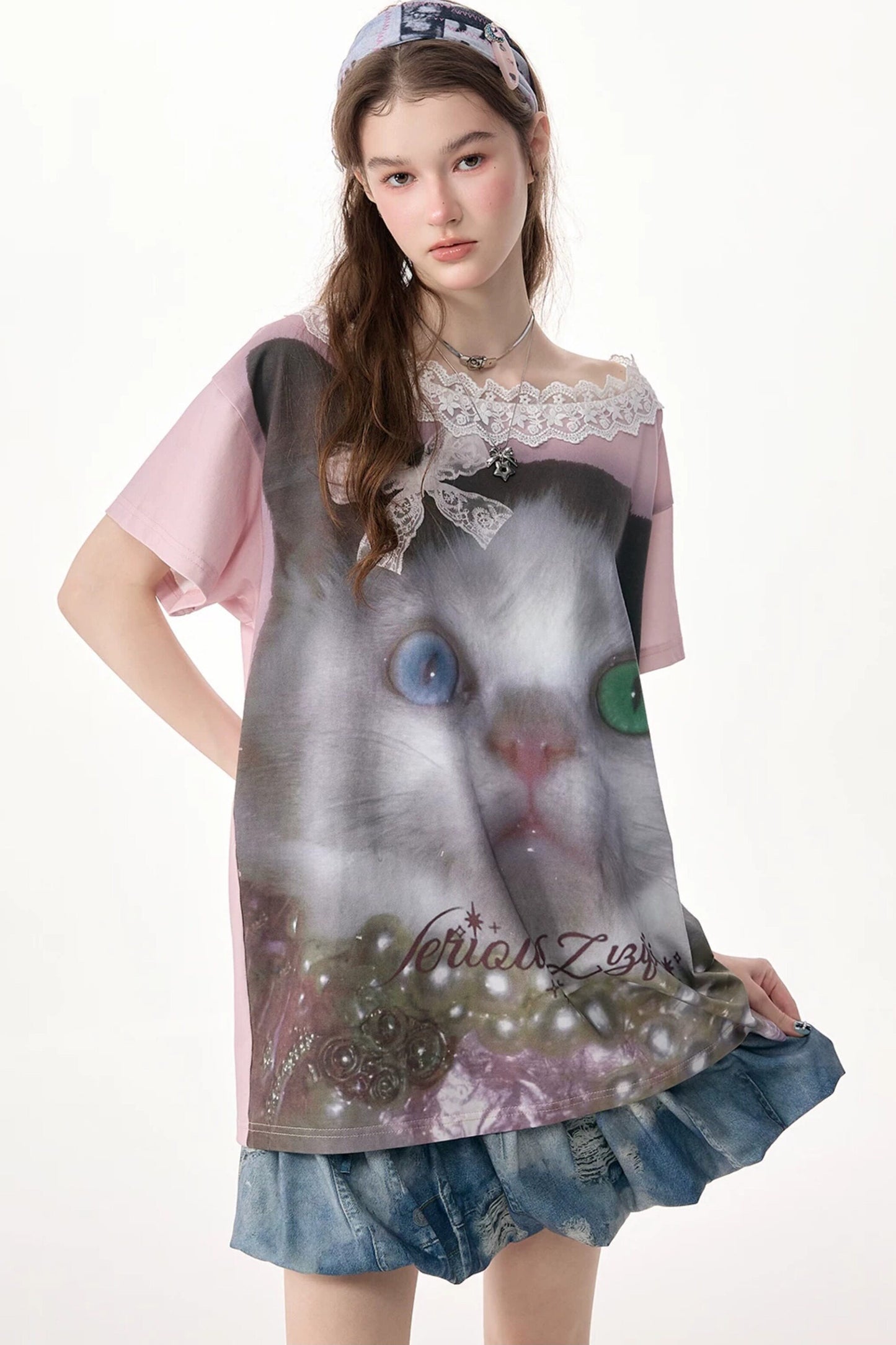 Weit geschnittenes T-Shirt mit Katzenprint und Spitzenkragen
