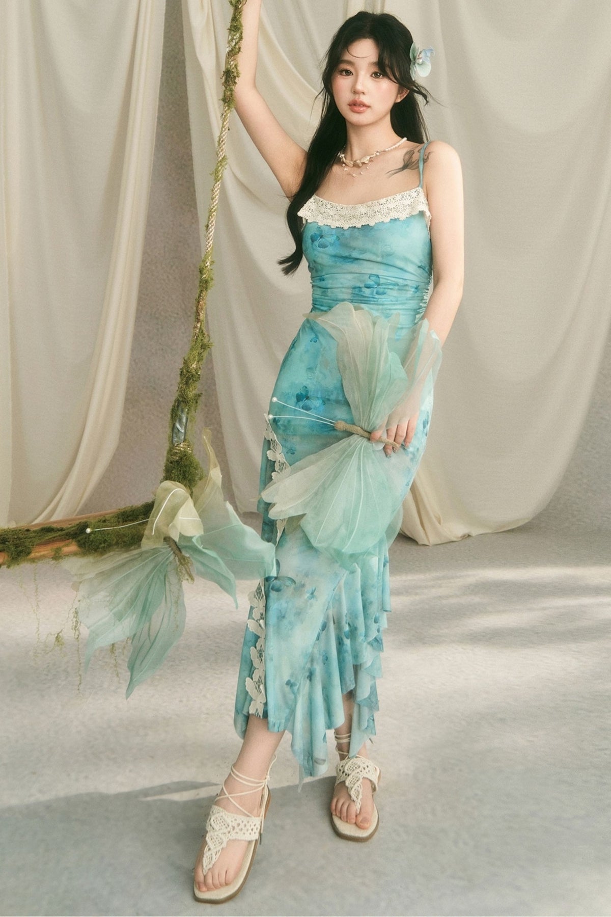 Meerjungfrauenkleid mit Spaghettiträgern und Schmetterlingsspitze