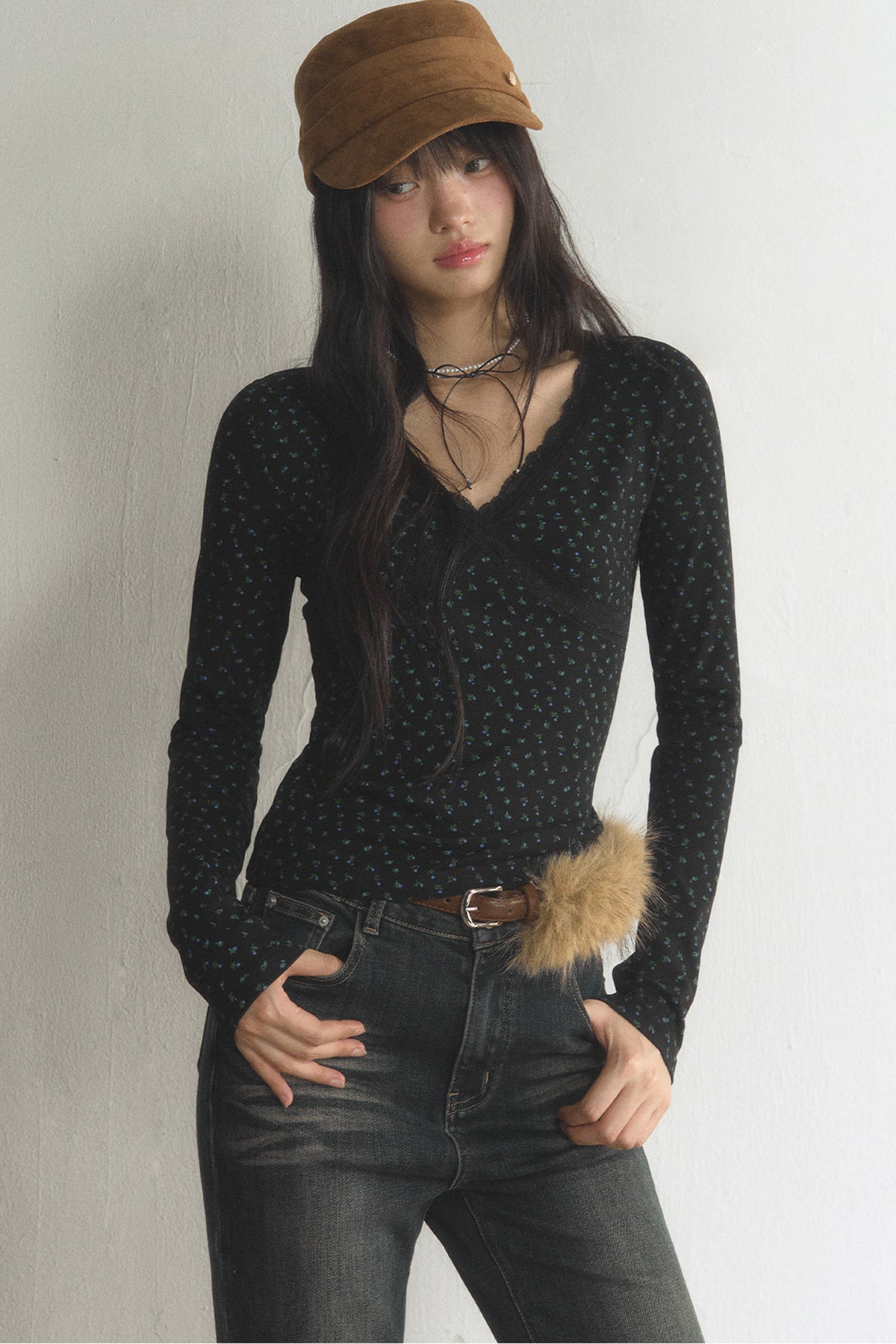 Top interior floral de encaje con cuello en V y mangas largas