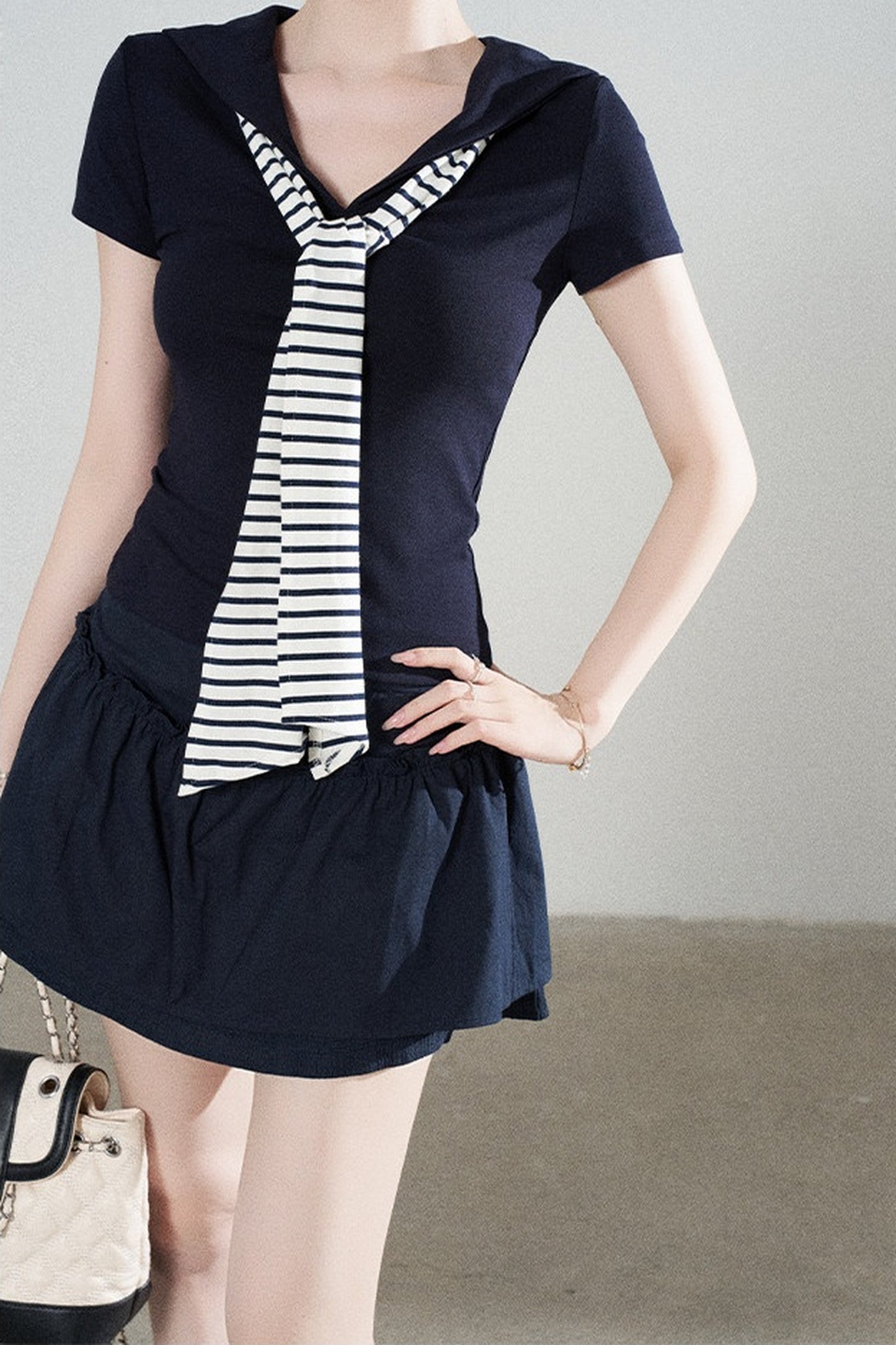 Ensemble tee-shirt châle à manches courtes en maille bleu marine et jupe
