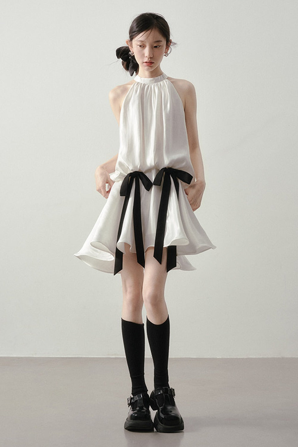 Vestido elegante de cuello halter con lazo