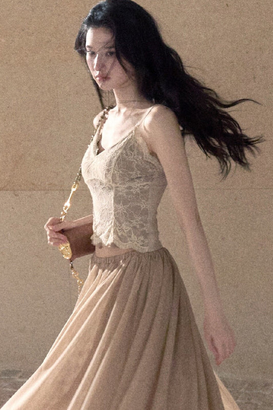 Französische Camisole mit Spitze, V-Ausschnitt und taillierendem Schnitt