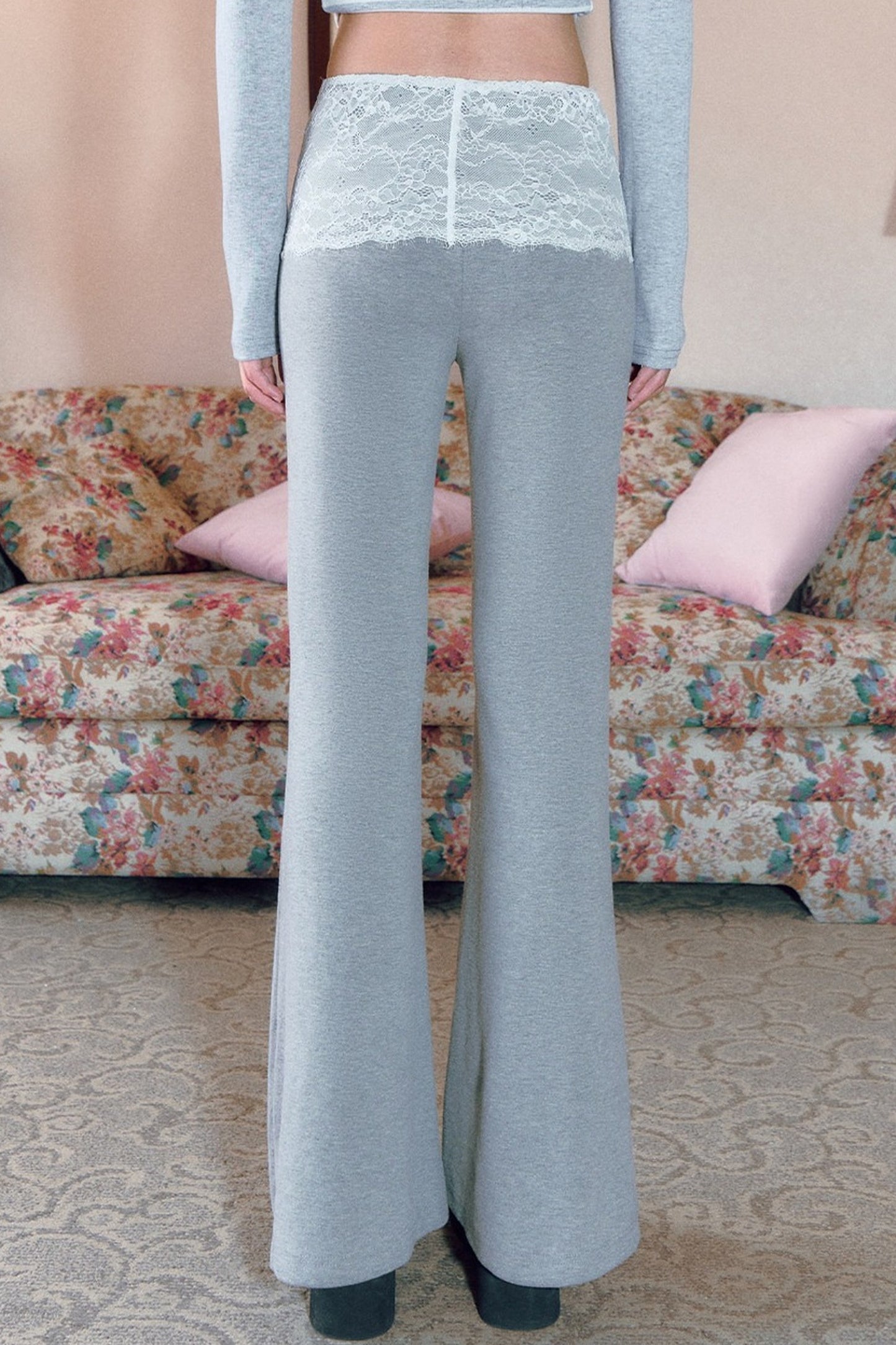 Pantaloni svasati a vita bassa grigi con inserti in pizzo