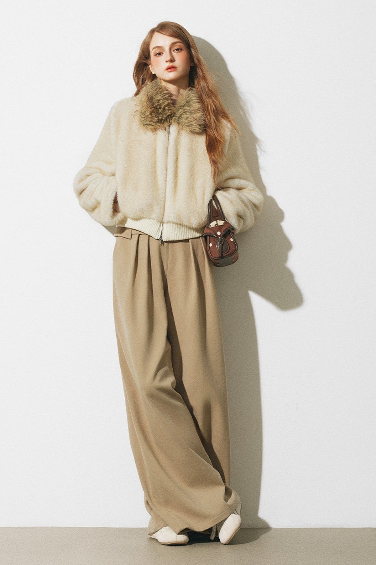 Dünne Wollhose mit asymmetrischem Bund und weitem Bein
