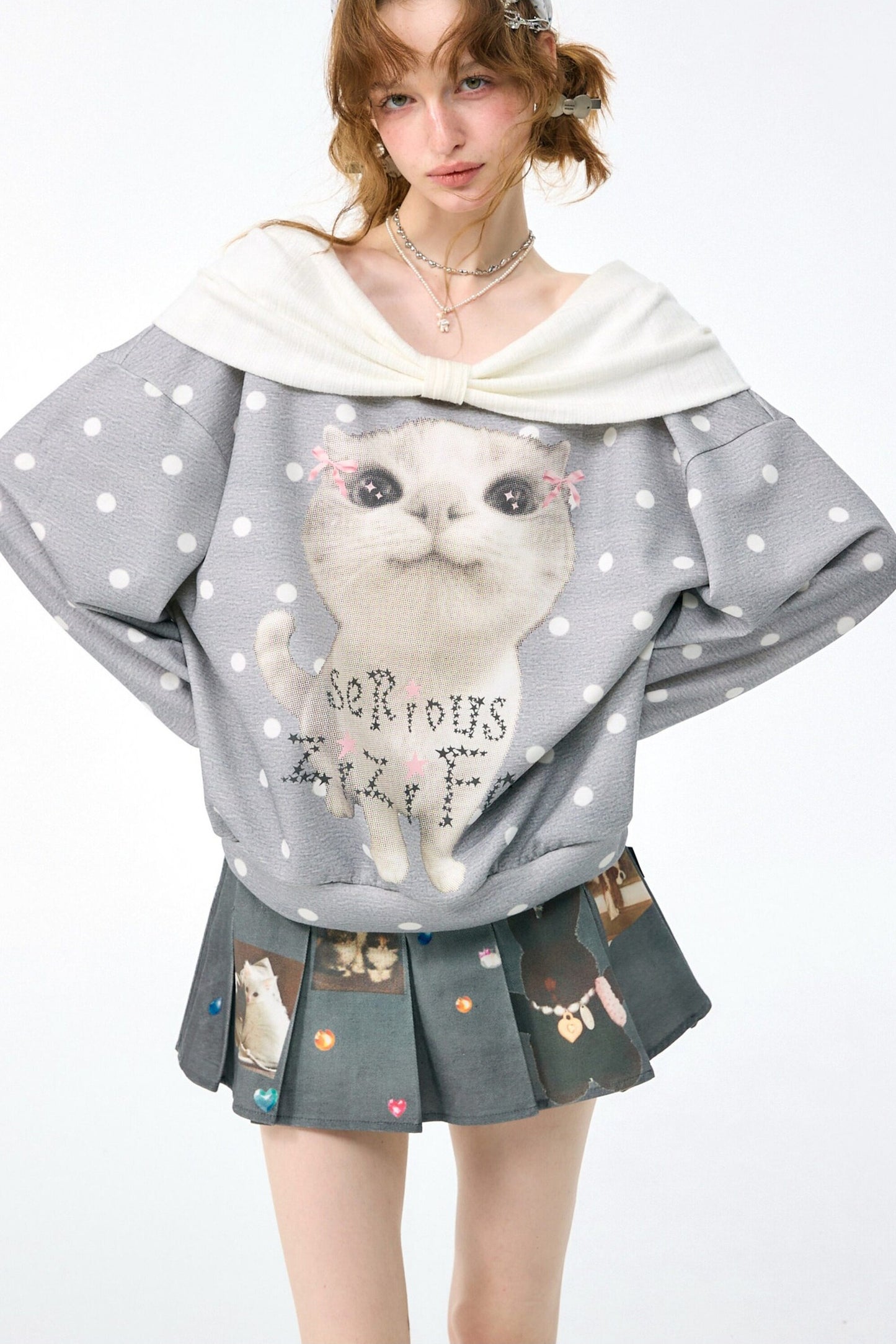 Sudadera gris con estampado de gato y lunares