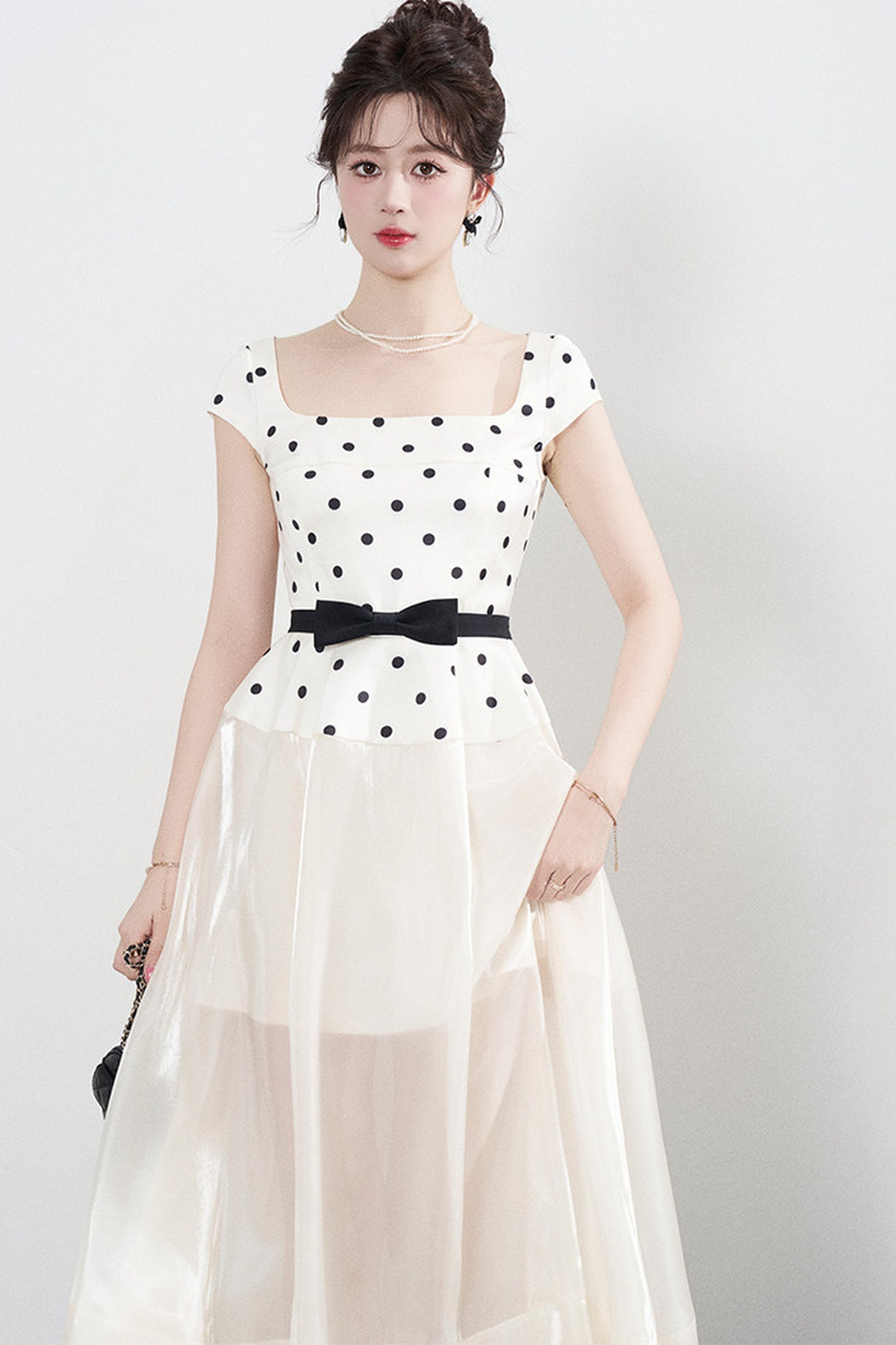 Kleid mit eckigem Ausschnitt und Polka-Dots