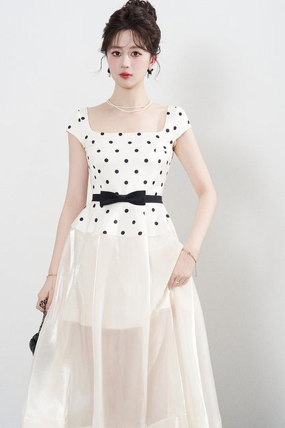 Kleid mit eckigem Ausschnitt und Polka-Dots