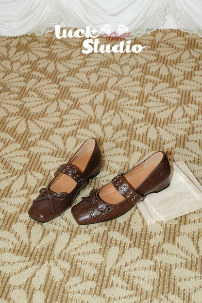 Mary-Jane-Schuhe mit Nieten und erhöhter Sohle