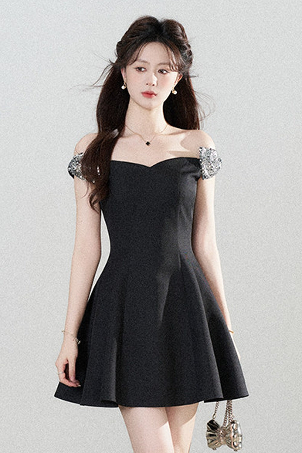 Schwarzes schulterfreies Kleid mit geraffter Taille