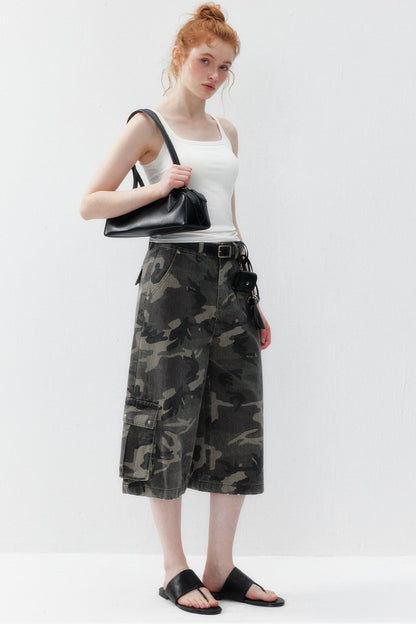 Camouflage-Denimhose mit weitem Bein
