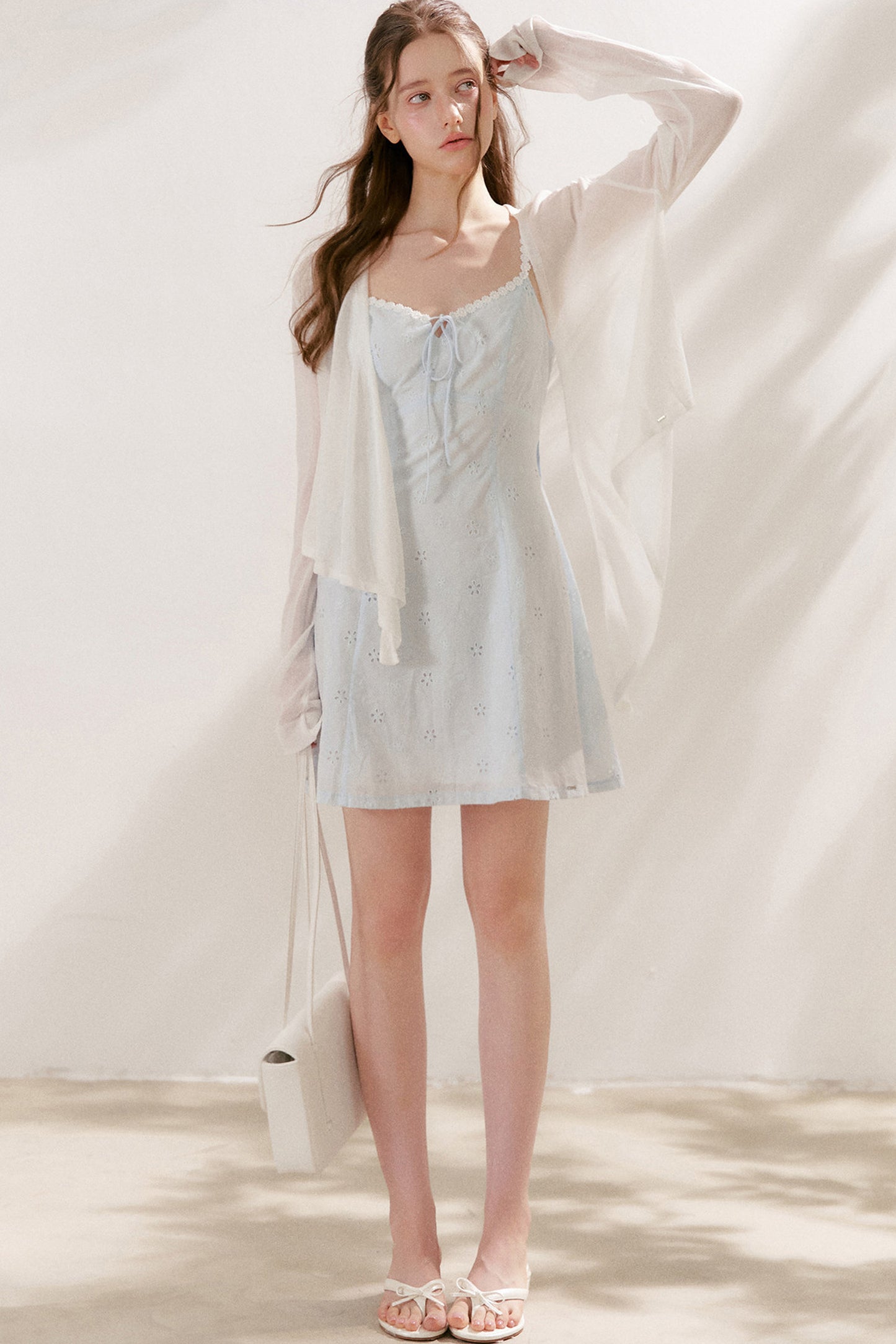 Ensemble robe caraco en coton brodé de fleurs