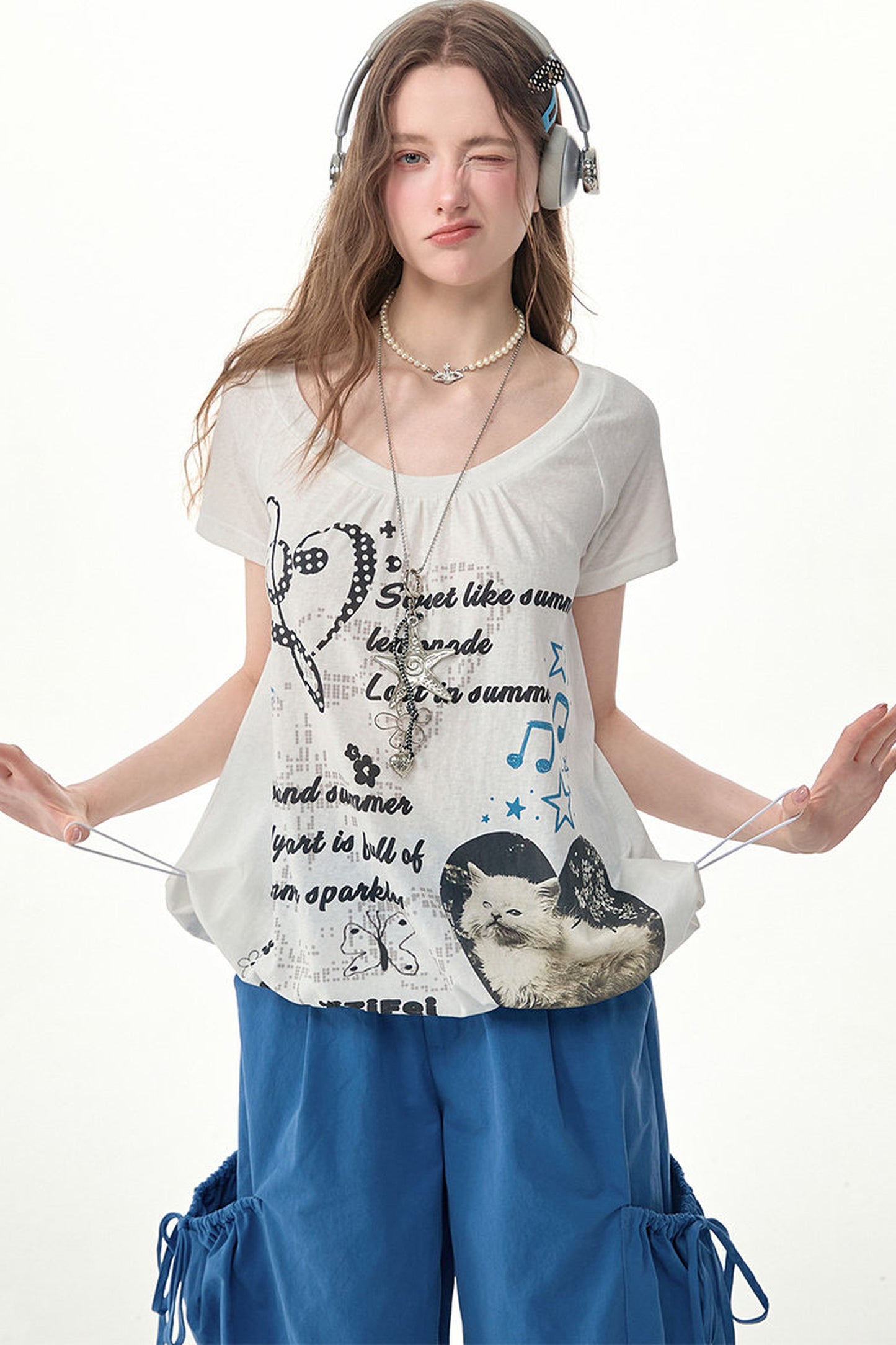 Camiseta de manga corta con cordón ajustable y estampado de gato blanco