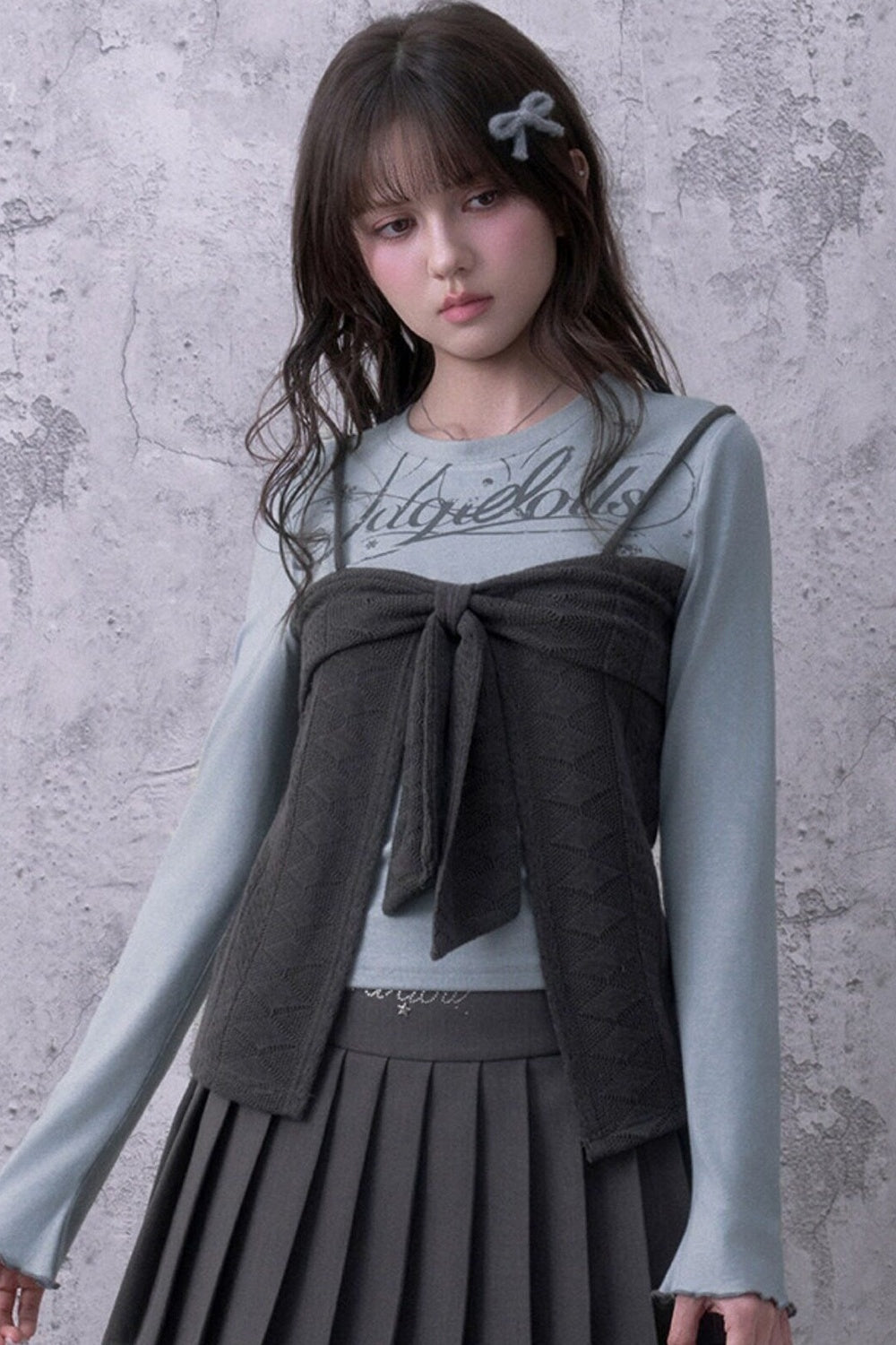 Blusa grigio-azzurra a maniche lunghe con fiocco e effetto a strati