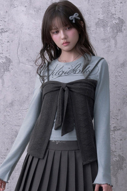 Blusa grigio-azzurra a maniche lunghe con fiocco e effetto a strati
