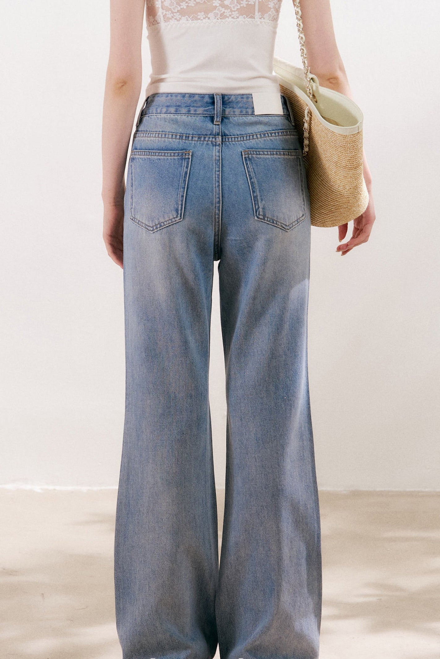 Jean en denim bleu avec fleur à cinq pétales en strass