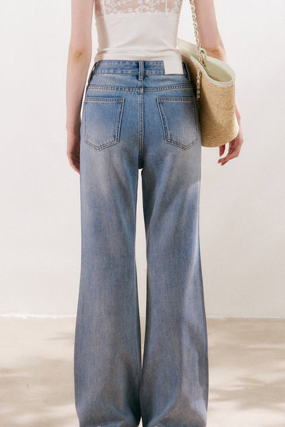 Jean en denim bleu avec fleur à cinq pétales en strass