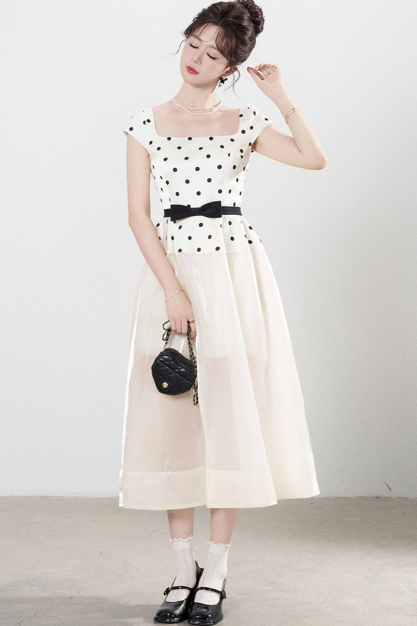 Kleid mit eckigem Ausschnitt und Polka-Dots