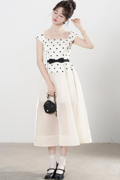 Kleid mit eckigem Ausschnitt und Polka-Dots
