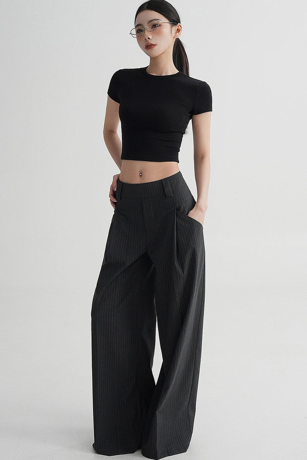 Hoch taillierte gestreifte Hose mit weitem Bein