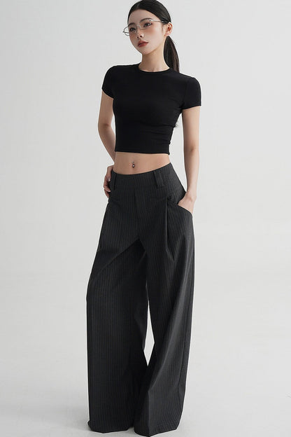 Hoch taillierte gestreifte Hose mit weitem Bein