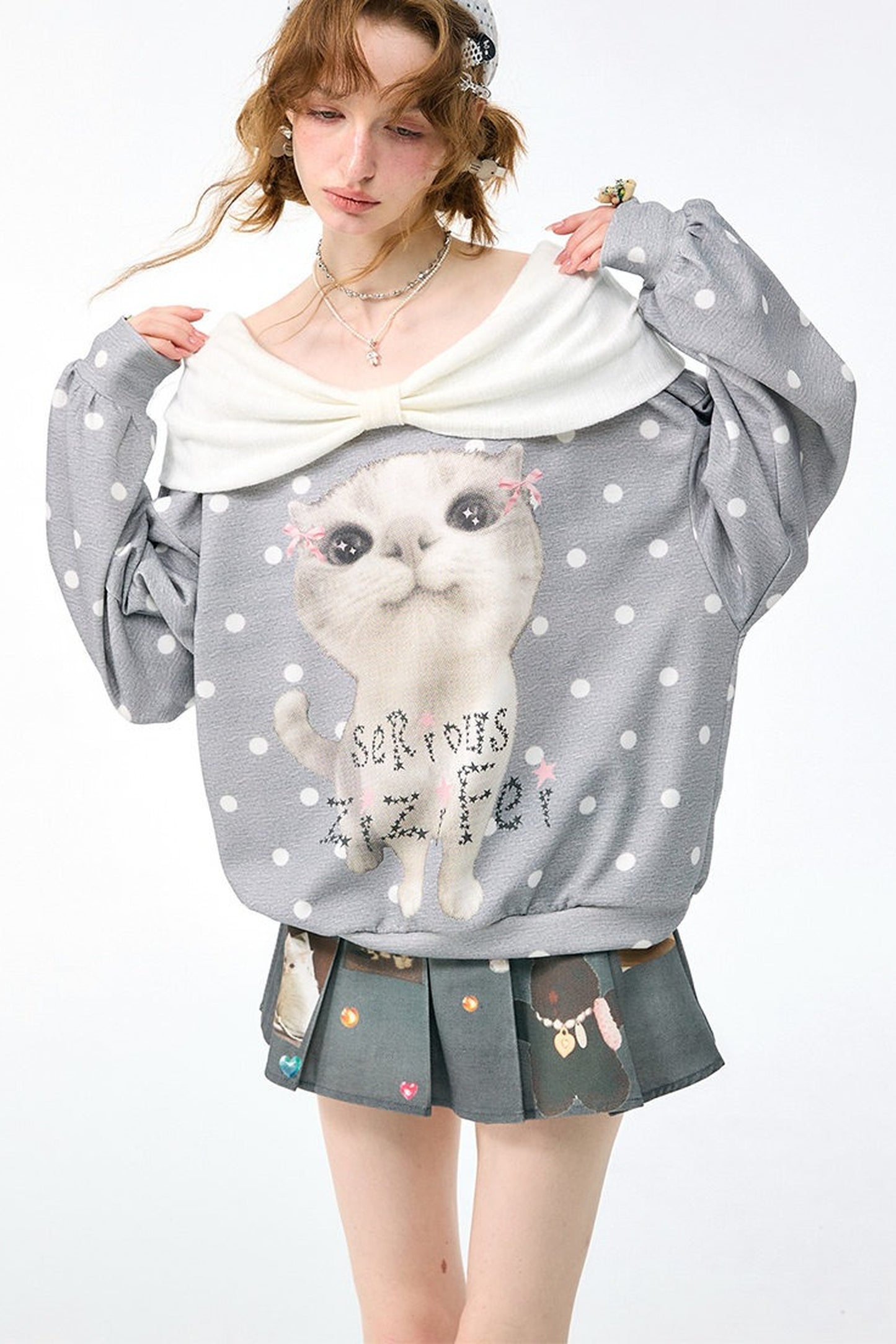 Sudadera gris con estampado de gato y lunares
