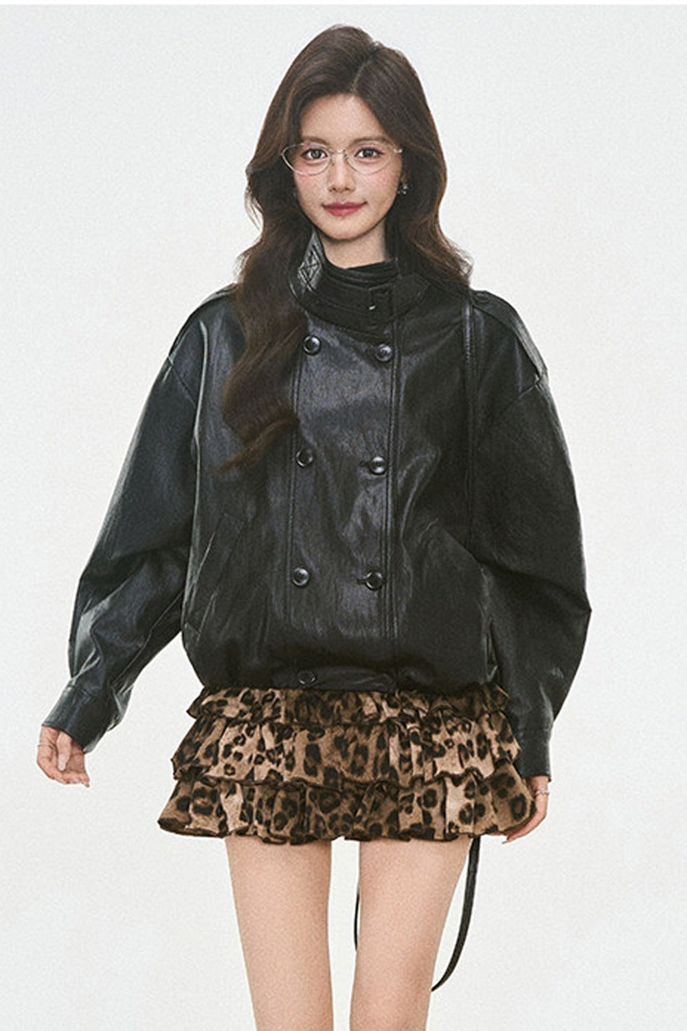 Set aus Lederjacke in Knospenform und gestuftem Leopardenrock