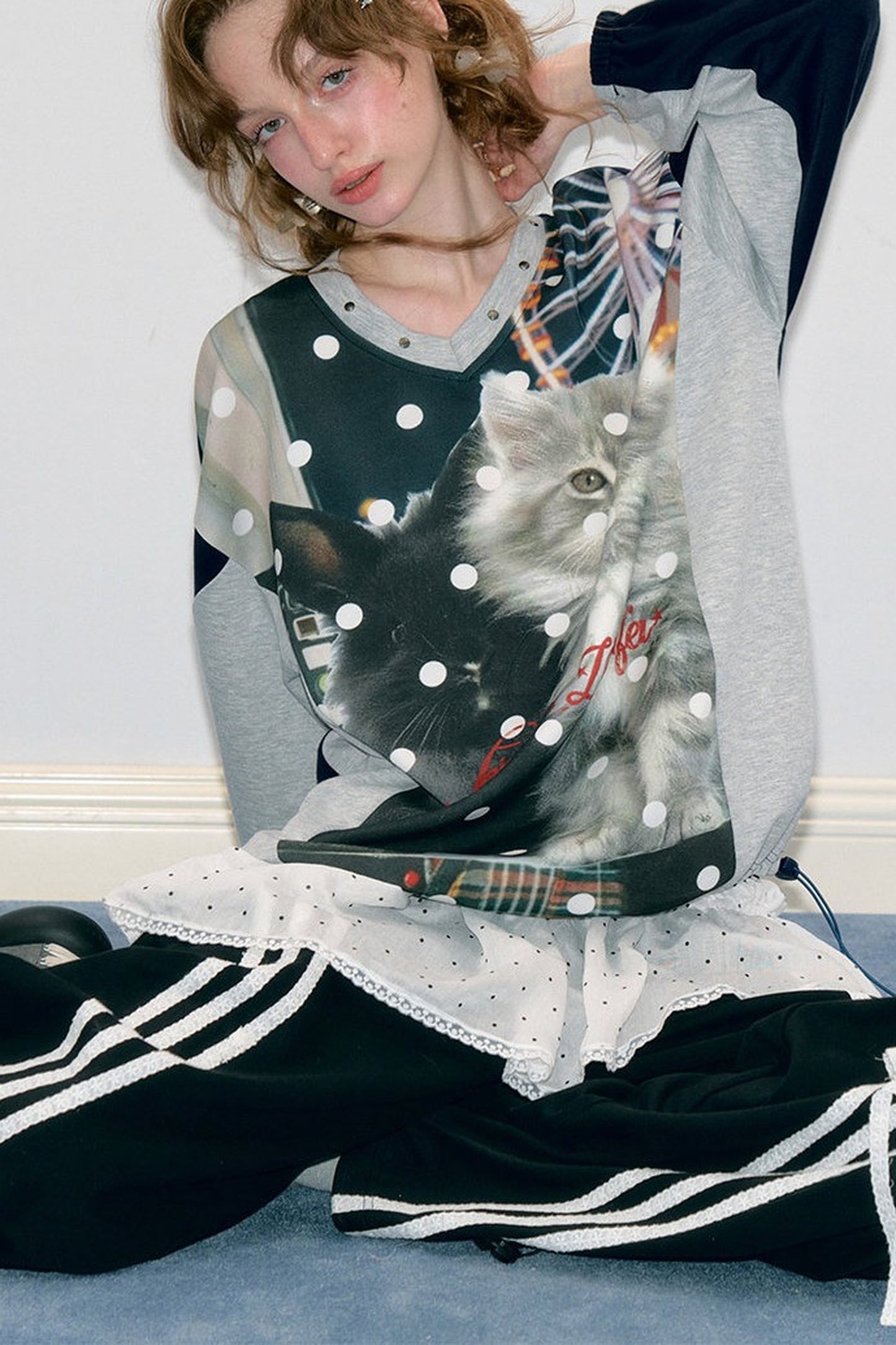 Sweatshirt à col V avec empiècements, imprimé chat et pois